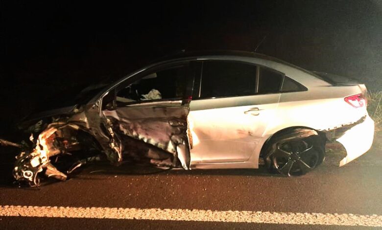 Carro bate com violência em caminhão e arranca tanque de combustível