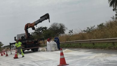 Carreta tomba e espalha carga de açúcar em Rodovia