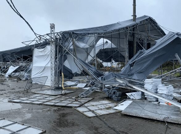 VÍDEO - Ventania paralisa sistema de travessia, devasta casas e deixa uma pessoa ferida no Litoral Norte