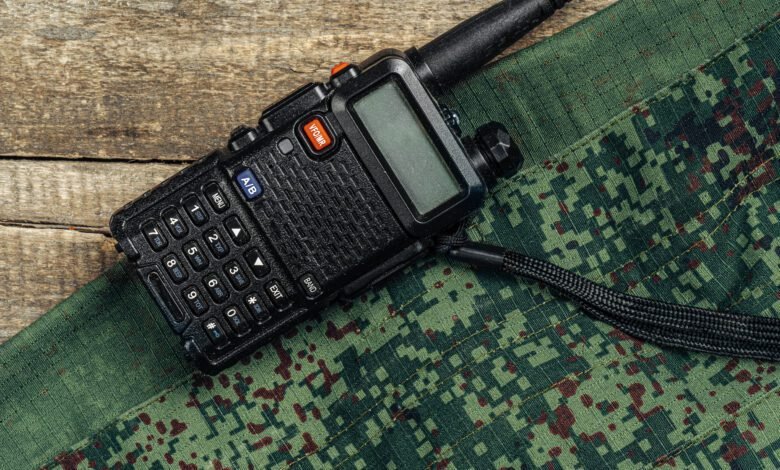 Polícia apreende drogas e rádios comunicadores em mata