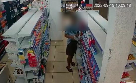 VÍDEO: Homem é detido furtando desodorante em mercado