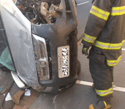 Acidente entre dois carros deixa três pessoas feridas