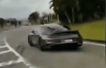O motorista acelera, mas acaba rodando na pista