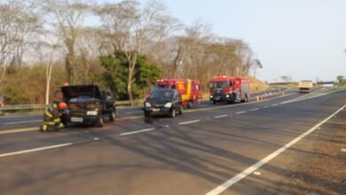 Colisão entre dois carros deixa motorista ferido em rodovia