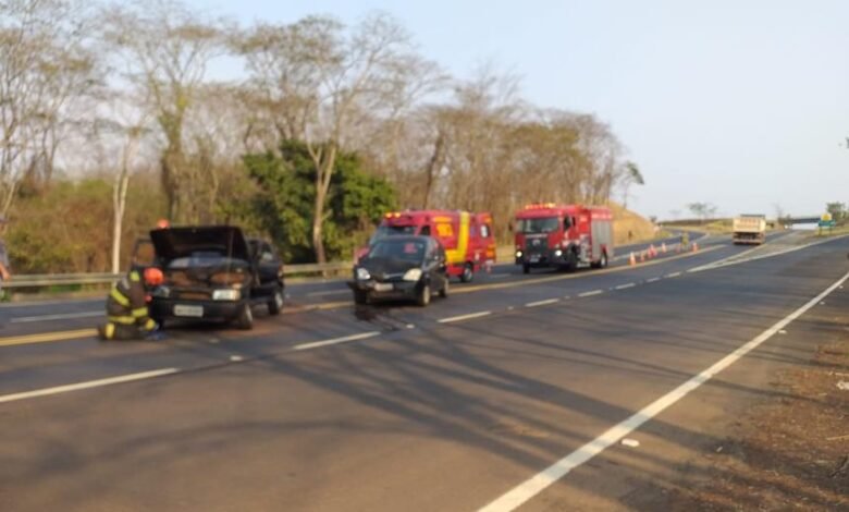 Colisão entre dois carros deixa motorista ferido em rodovia