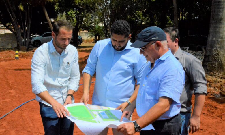 Olímpia recebe secretário estadual de Esportes para acompanhar obra das 'Areninhas'