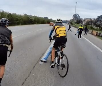 VÍDEO - Grupo rouba ciclista e leva bicicleta de R$ 15 mil em rodovia de SP