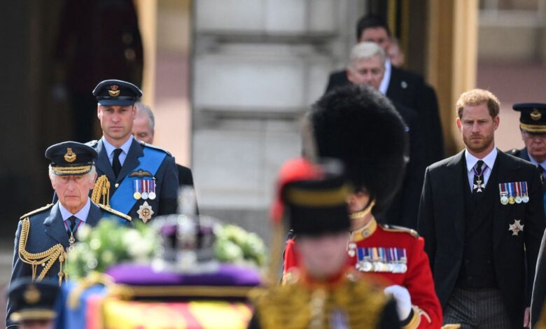 Cortejo da Rainha Elizabeth II é realizado até a abadia de Westminster