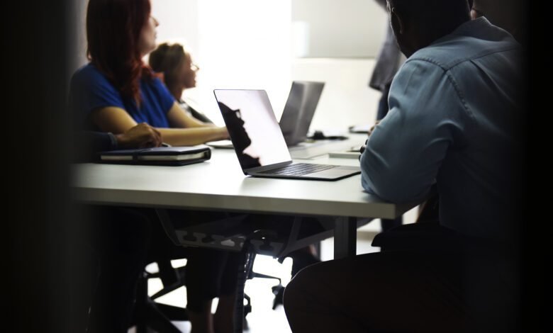 O programa visa qualificar profissionais para o mercado de trabalho