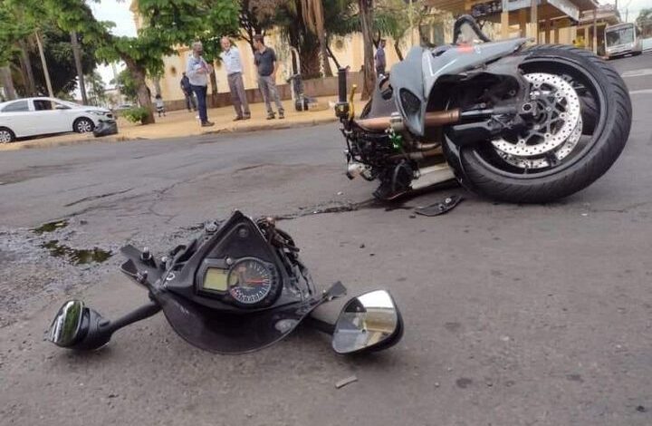 Motorista é socorrido após acidente no centro de Barretos