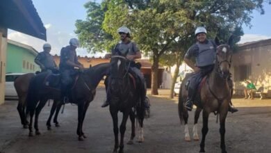 Cavalaria da PM visita casa transitória André Luiz em Barretos