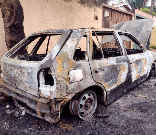 Dois carros são incendiados em menos de meia hora