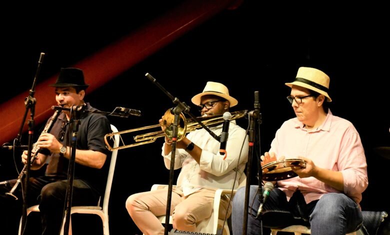 Grupo Escorregando anima o público do 'Cultura no Coreto' ao som de chorinho e bossa nova