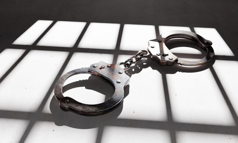 Policia captura homem com mandado de prisão