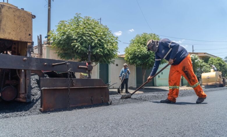 Bairros Santa Cecília e São Francisco recebem recapeamento asfáltico