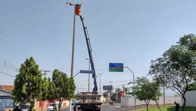 Iluminação pública da Avenida João Baroni recebe manutenção