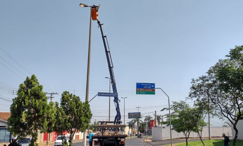 Iluminação pública da Avenida João Baroni recebe manutenção