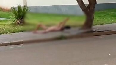 O vídeo mostra o flagrante de um homem deitado em uma calçada próximo à Câmara Municipal de Colômbia,