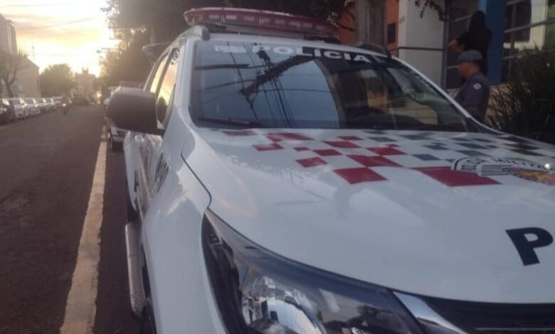 Carro roubado é encontrado pela Polícia Militar