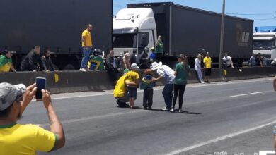 Crianças são usadas como "escudo" nos bloqueios de rodovia em Santa Catarina