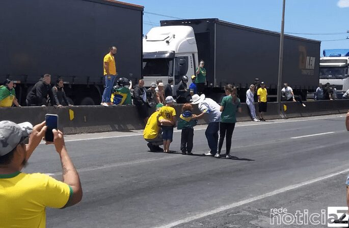 Crianças são usadas como "escudo" nos bloqueios de rodovia em Santa Catarina