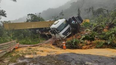 Deslizamento em rodovia do Paraná arrasta e deixa dezenas de veículos soterrados