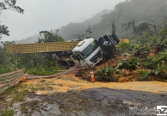 Deslizamento em rodovia do Paraná arrasta e deixa dezenas de veículos soterrados