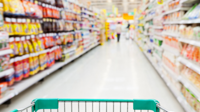 Mulher é flagrada furtando em supermercado