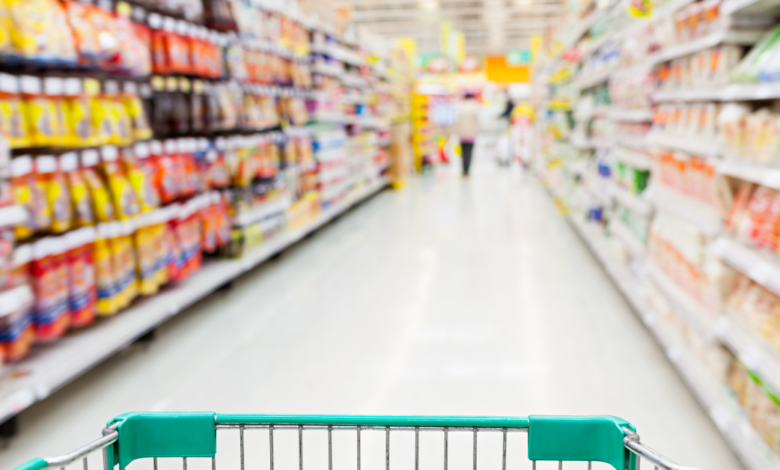 Mulher é flagrada furtando em supermercado