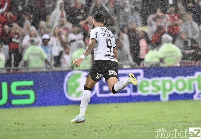 Corinthians "carimba" faixa do Flamengo com vitória e assegura vaga na Libertadores