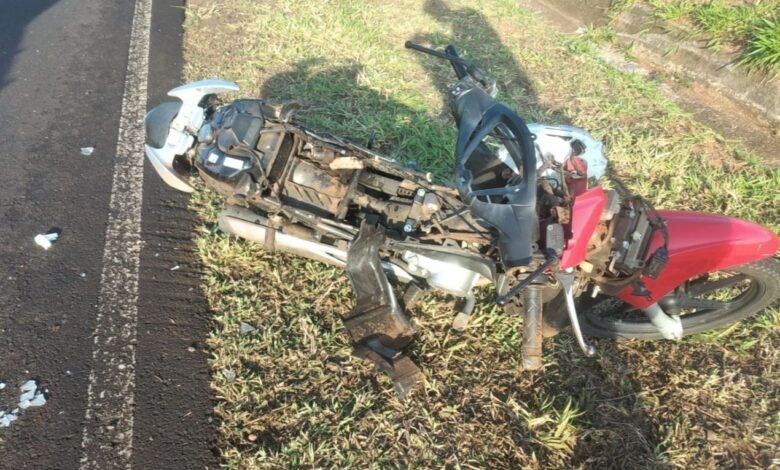 Motociclista morre ao bater de frente com ônibus