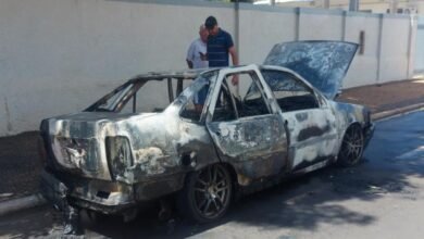 VÍDEO: Carro pega fogo após proprietário acionar alarme