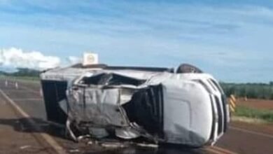 Veículo capota em trevo próximo a usina em Guaíra