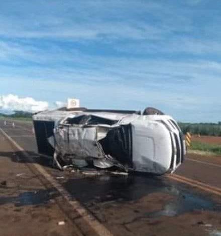 Veículo capota em trevo próximo a usina em Guaíra