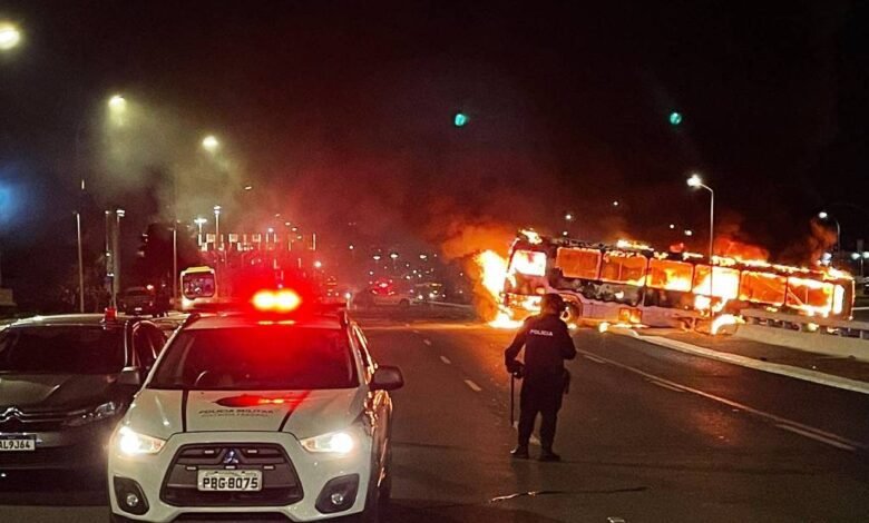 Manifestação de bolsonaristas provoca quebra-quebra e veículos incendiados