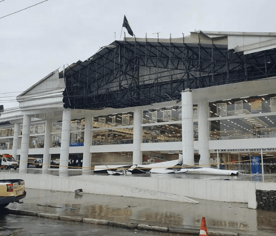 VÍDEO: Chuva derruba fachada de loja em SP e duas pessoas ficam feridas