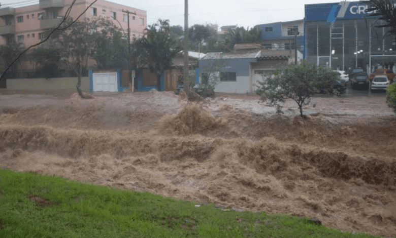 Mulher morre após ser arrastada por enxurrada em tempestade no interior de SP