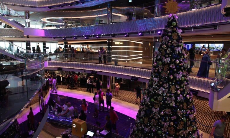 Maior navio da temporada brasileira de cruzeiros faz primeira escala em Santos