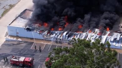 FOTOS: Incêndio de grandes proporções destrói loja da Havan