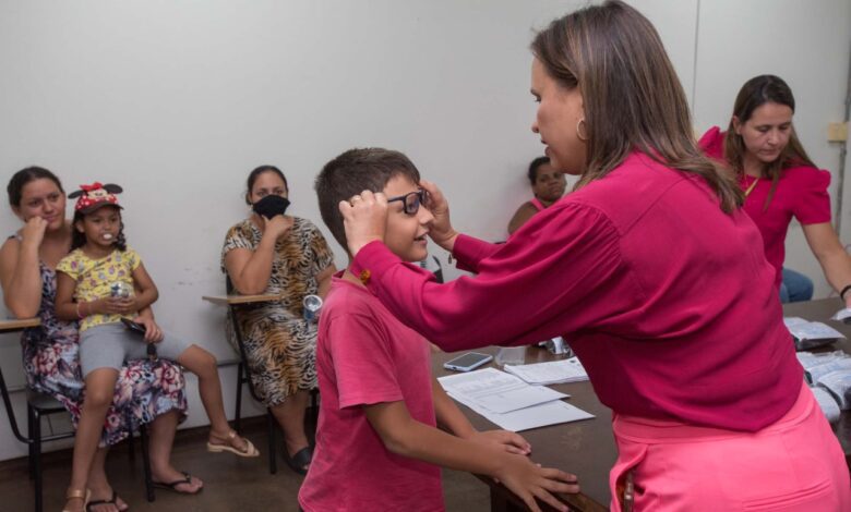 Saúde na Escola: Prefeitura entrega óculos para crianças da rede municipal de ensino