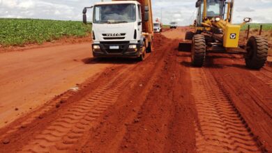 Setor de Estradas continua fazendo manutenções na via de acesso ao Guaritá