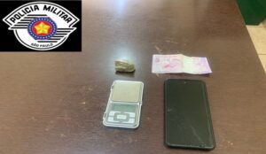 Polícia flagra moto irregular e aprende drogas