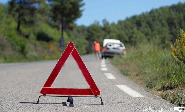 Motociclistas ficam feridos ao atropelarem onça e cavalo na mesma cidade