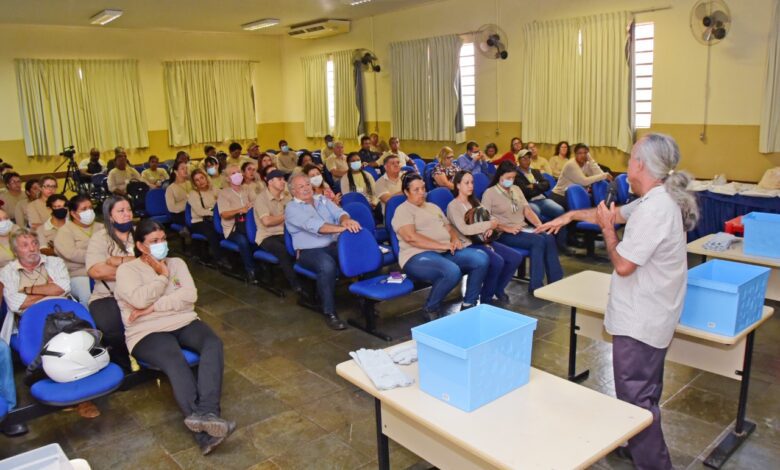 Médico sanitarista realiza treinamento para capturar escorpiões com segurança