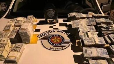 Quase R$ 3 milhões são encontrados em painel de carro em alta velocidade no Litoral