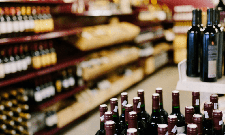 Homem é preso após furtar garrafa de whisky em supermercado
