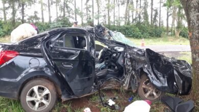 Jovem morre após carro da família bater contra árvore