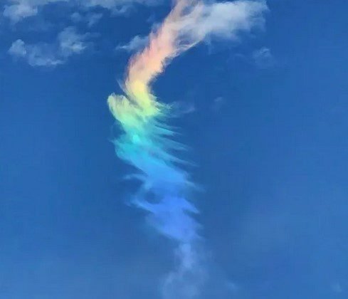 Nuvem colorida chama a atenção no céu do litoral de SP