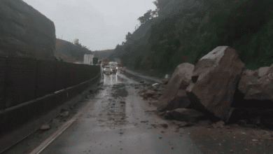 Uma queda de barreia interrompeu a pista sentido Rio da Via Dutra, em Barra Mansa. Confira a situação: