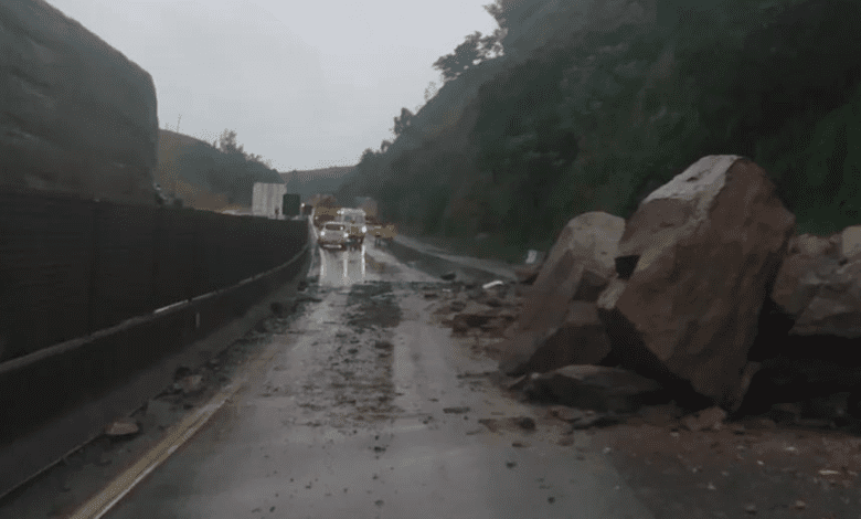 Uma queda de barreia interrompeu a pista sentido Rio da Via Dutra, em Barra Mansa. Confira a situação: